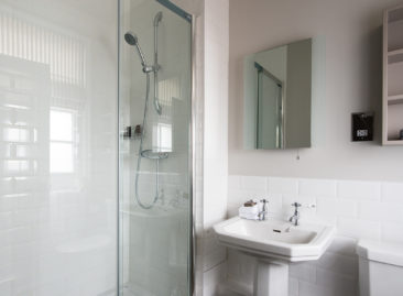 Excellent room 27 bathroom - The Swan Southwold